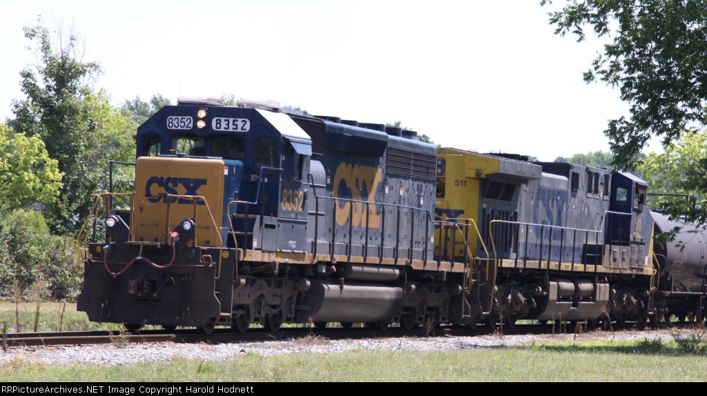 CSX 8352 & 511 lead train F728 off the Tarboro sub towards the yard